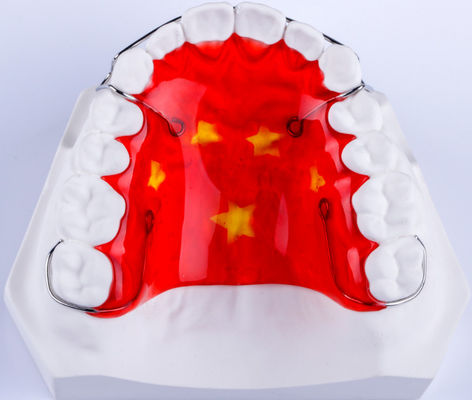 Retentor Hawley de resorte removible compatible después de Invisalign