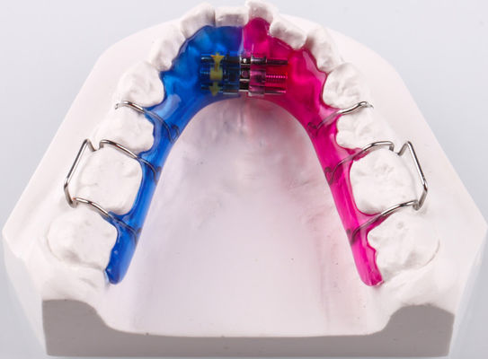 Dispositivo de ortodoncia para dientes extraíble bidireccional