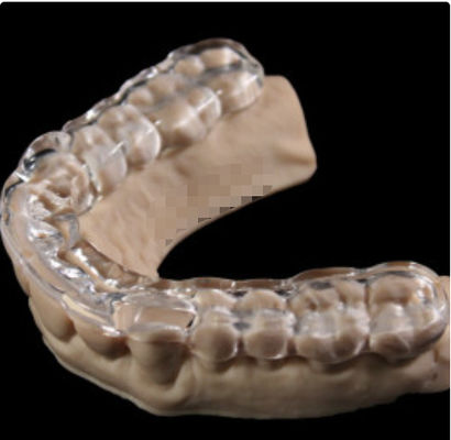 Dispositivo de ortodoncia con una férula dental suave